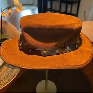 Winfield Cover Co. suede hat 🤎 leather and metal detail 🤎 medium